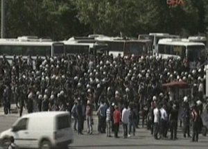 Polis Çekiliyor, Göstericiler Parka Girdi!