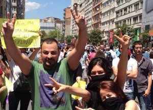 Zafer İşareti Yapan Sanatçı Bakın Kim Çıktı!