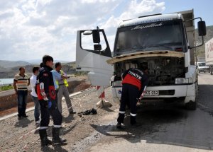 Kum Yüklü Kamyon Yandı