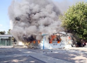 Polis Barakasını Ateşe Verdiler