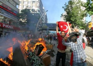 Geriye Yağmalanan Dükkanlar Kaldı