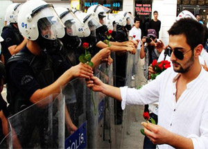 Polisin Müdahalesini Göstericinin 'Gül'ü Bitirdi