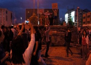 Parçaladıkları araçların önünde hatıra fotoğrafı çektirdi