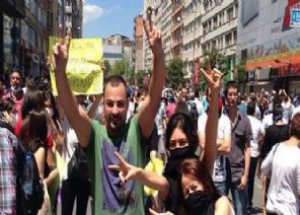 Taksim'de Esed Yanlısı Bir Sanatçı