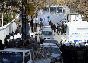 Protestolar Arasında Kalan Sürücü Yaya'ya Çarptı