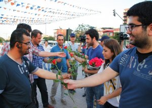 Eylemcilerden Polise Gül