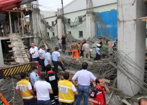 İnşaatta iskele çöktü: 1 ölü, 2 yaralı