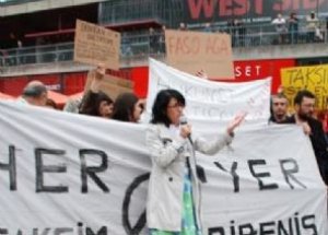 Türk düşmanı vekile eylemci Türklerden alkış