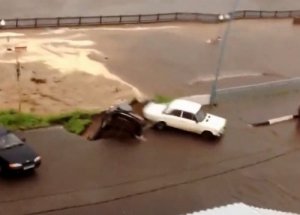 Çöken Asfalt Park Halindeki Aracı Yuttu