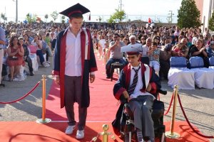 Tüm Engelleri Aşarak Okul Birincisi Oldu