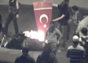 Eylemde Türk Bayrağını yaktılar!