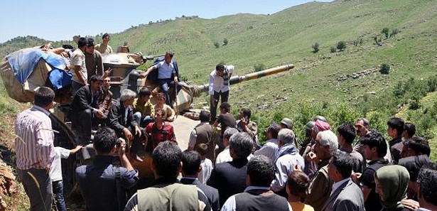 BDP'liler Askere Kalkan Oldu