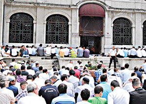 Bezmialem Valide Sultan Camii Doldu Taştı!