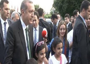 Başbakan, Suudi çocuklara hediye dağıttı