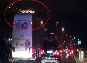 Erdoğan'ın Otobüsü Üst Geçide Sürttü
