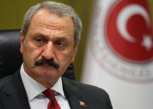 Bakan Çağlayan, karne hediyesi verdi