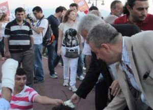 Başbakan Erdoğan’a Hakaret Eden Eylemcilere Ödül!