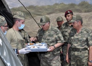 Özel’e Ekmekli Sürpriz!