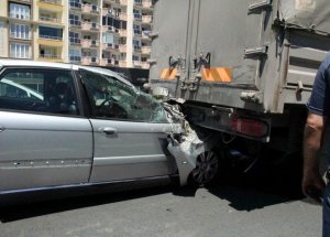 Kamyona Çarparak Durabildi