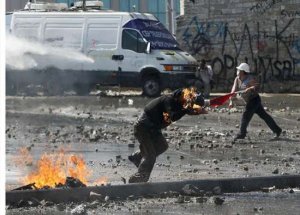 Polise Atarken Kendilerini Yaktılar