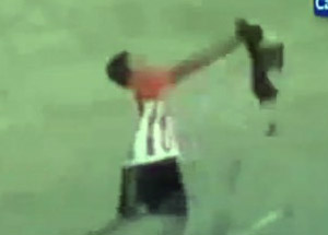 Köpeğe Saldıran Futbolcu Kırmızı Kart Gördü!