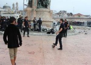 Çevik Kuvvet Gezi Parkı’ndaki Gençlerle Top Oynadı