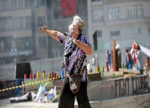 Torunu Yaşındaki Polislere Böyle Saldırdı