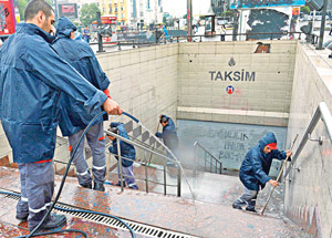 Taksim Meydanı Pisliklerden Temizlendi