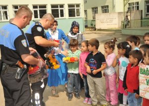 Polislerden Öğrencilere Karne Hediyesi