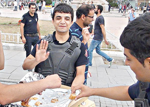 Polis Taksim'de Baklava Dağıttı!