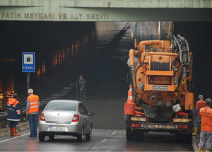 Alt geçitleri su bastı, araçlar mahsur kaldı