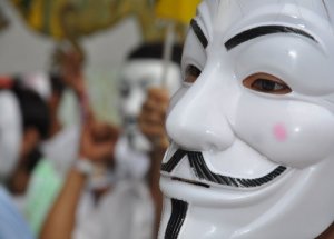 Tayland Başbakanı Hükümeti Feshetti