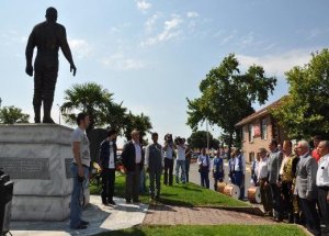 Hüseyin Pehlivan Anıtına Çelenk Konuldu