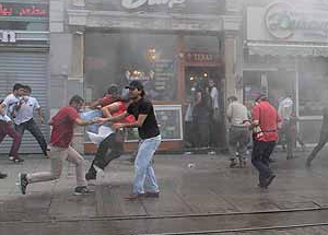 İstiklal Caddesi’ndeki Gruba Polis Müdahale Etti