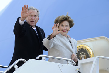 George Bush'un uçağı acil iniş yaptı