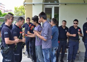 Öğrenciler Polislere Karanfil Dağıttı
