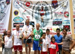 Ölen oğlu için koşu düzenledi