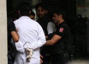 Vali Mutlu: Kelepçelenenler Doktor Değil