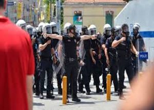 Polis'e Tophane'de Moral!