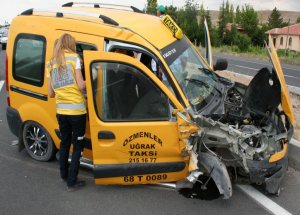 Kamyonet Park Halindeki Otomobile Çarptı