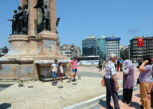 Taksim'de hayat normale dönmeye başladı