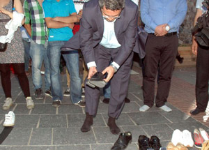 Şimdi de Ayakkabı Eylemi!