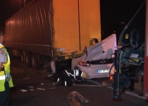 Otomobil TIR'a Ok Gibi Saplandı!
