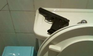 Silahı Tuvalette Unuttu!
