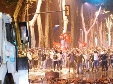 Erdoğan'ın Evine 3 Bin Kişiyle Baskın