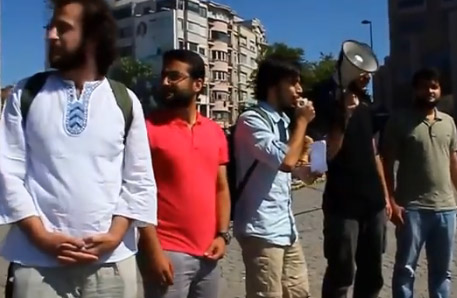 Taksim'de Duran Adama Gusül Dersi