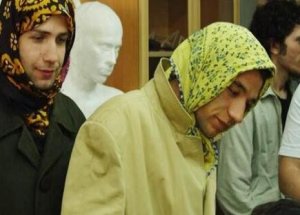 Başörtüyü Alay Etmek İçin Takmış!