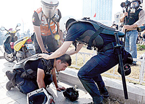 Polis kurtulmak için havaya ateş açmış