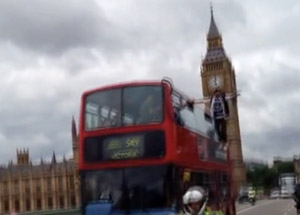 Tek Elle Otobüsü Tutarak Havada Süzüldü