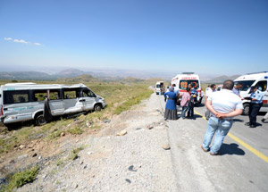 Kur'an kursu öğrencilerini taşıyan minibüs devrildi